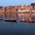 A Varanasi, au lever du soleil, priere par les pretres, sur le Gange, Uttar Pradesh.     /