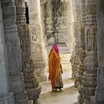 Les temples Jains sont ouverts a toutes les confessions et a toutes les communautes, Rajasthan.     /     Jain temples are open to all confessions and all communities, Rajasthan, India.